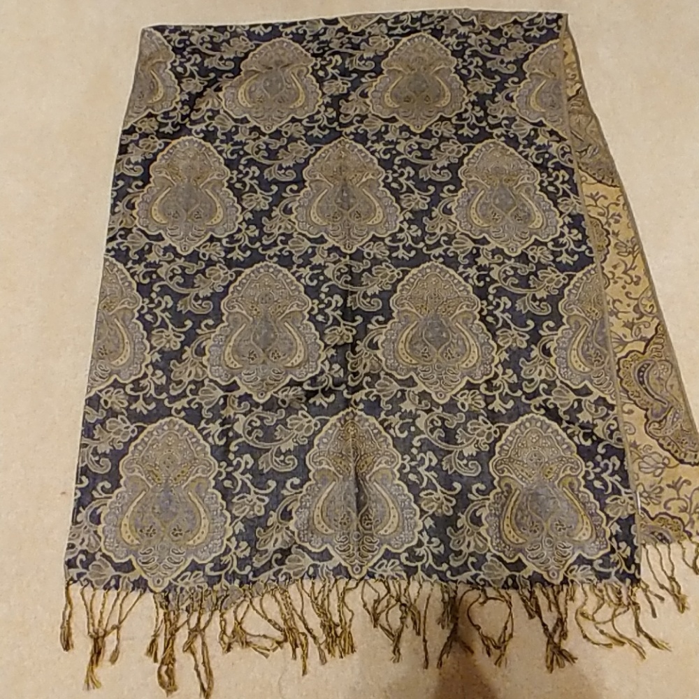 Women's scarf. Never used.